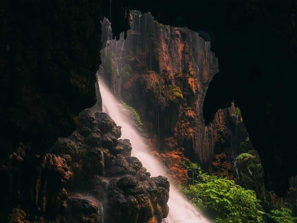Goa Tetes Tumpak Sewu Waterfall